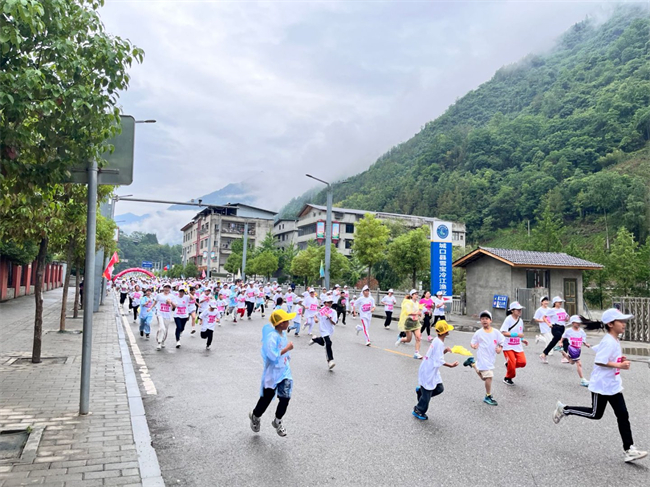 亲子跑组活力出发。鸡鸣乡供图